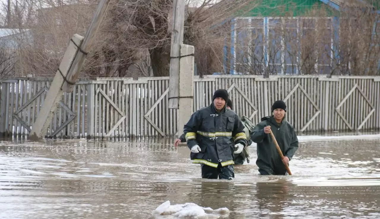 Из-за паводков в некоторых областях Казахстана ограничили движение на трассах