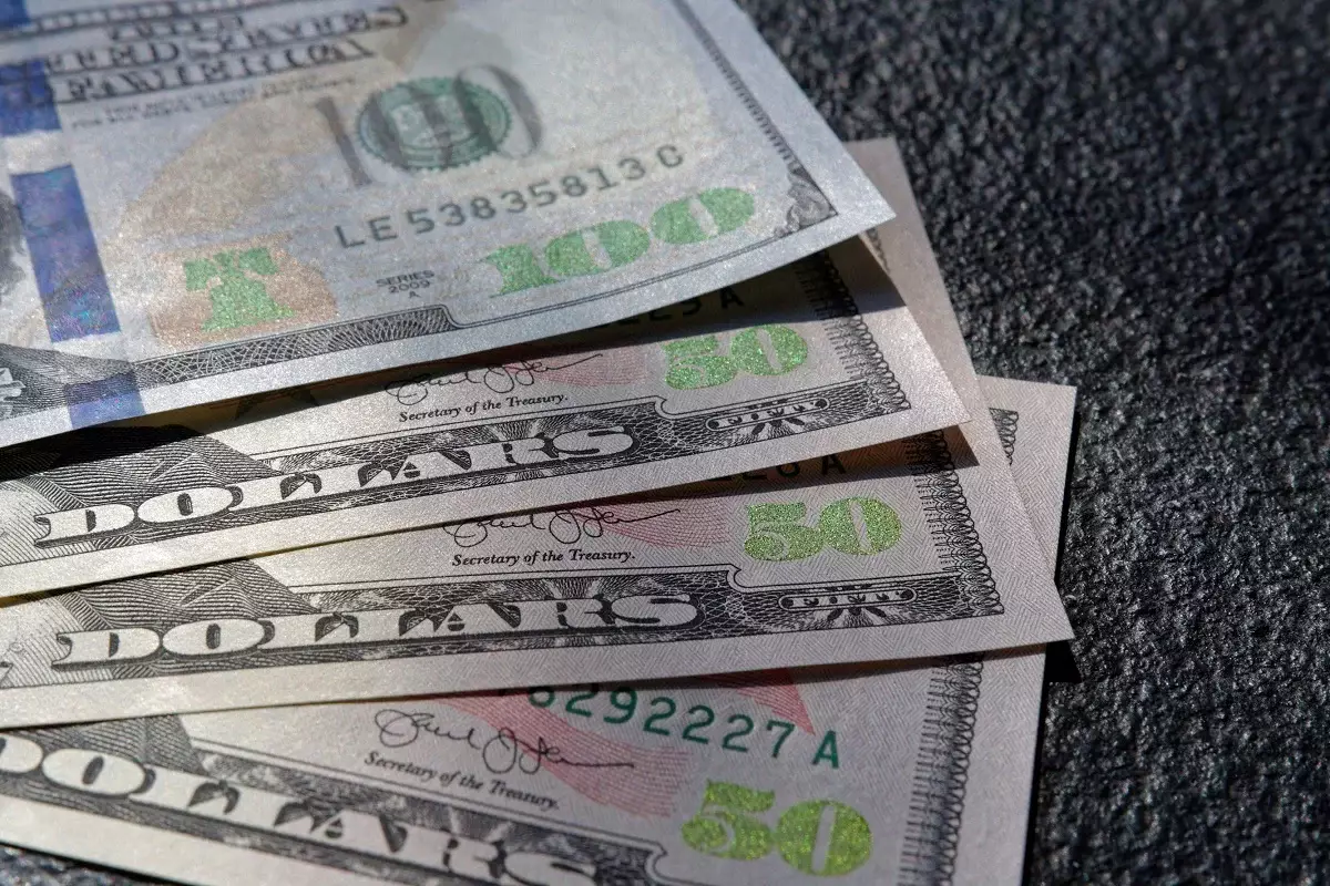 Доллар подешевел в обменниках РК перед выходными
