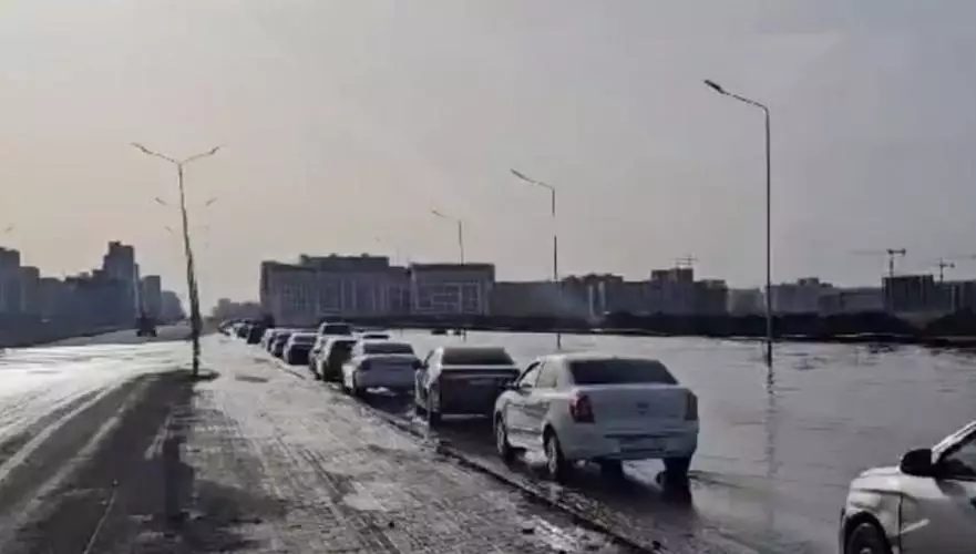 Астана даңғылдарының бірін еріген қар суы басып қалды