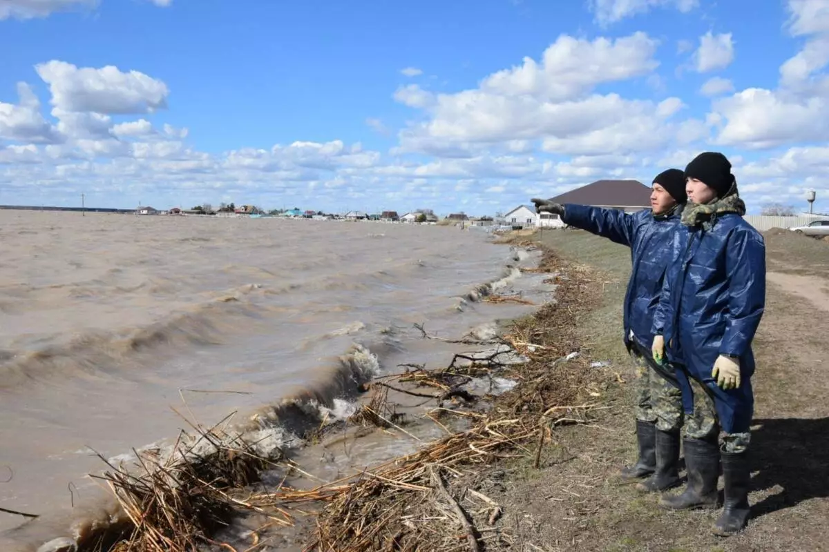 Паводки в Казахстане: 11 тысяч покинутых жилых домов находятся под охраной полиции
