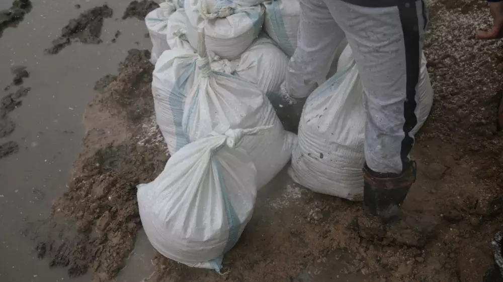 Мешки с песком для дамб воровали в Атырау