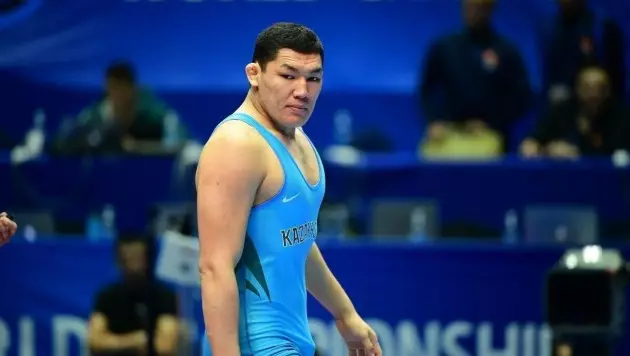 Призер ЧА из Казахстана разгромил соперника в отборе на ОИ-2024 по борьбе