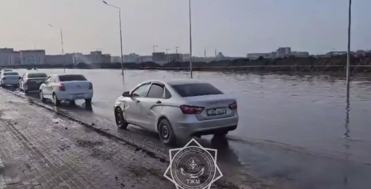 Новую дорогу затопило талыми водами в Астане
