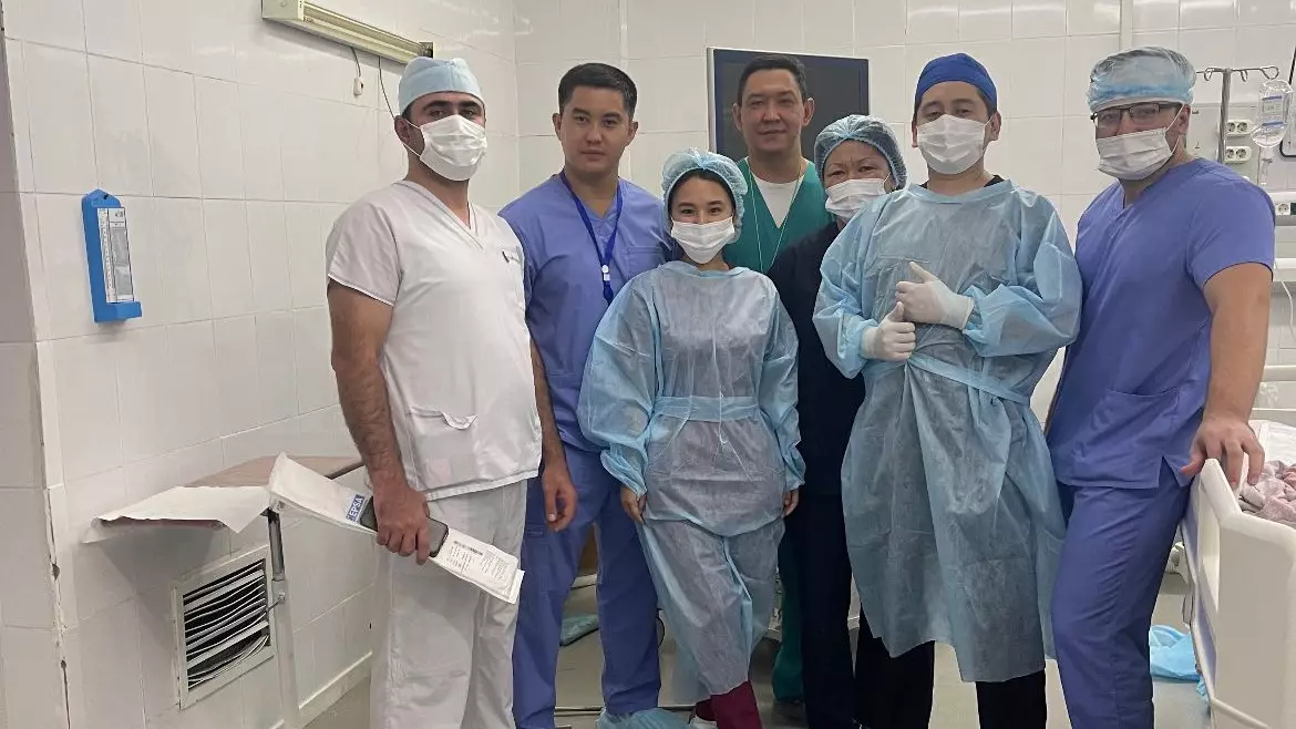 Урологи спасли жизнь 77-летней пациентке с тяжелой формой мочекаменной болезни в Алматы