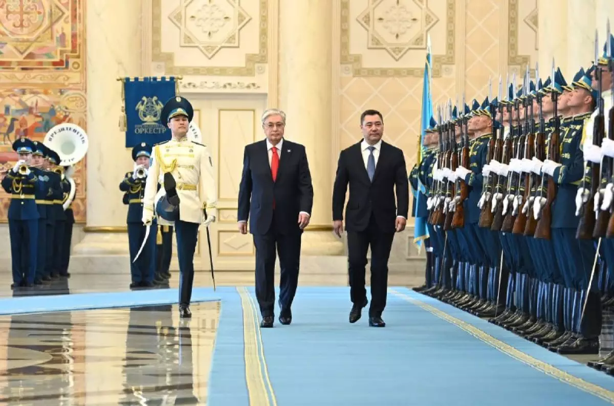 Президент Ақордада Садыр Жапаровты салтанатты түрде қарсы алды (ВИДЕО)