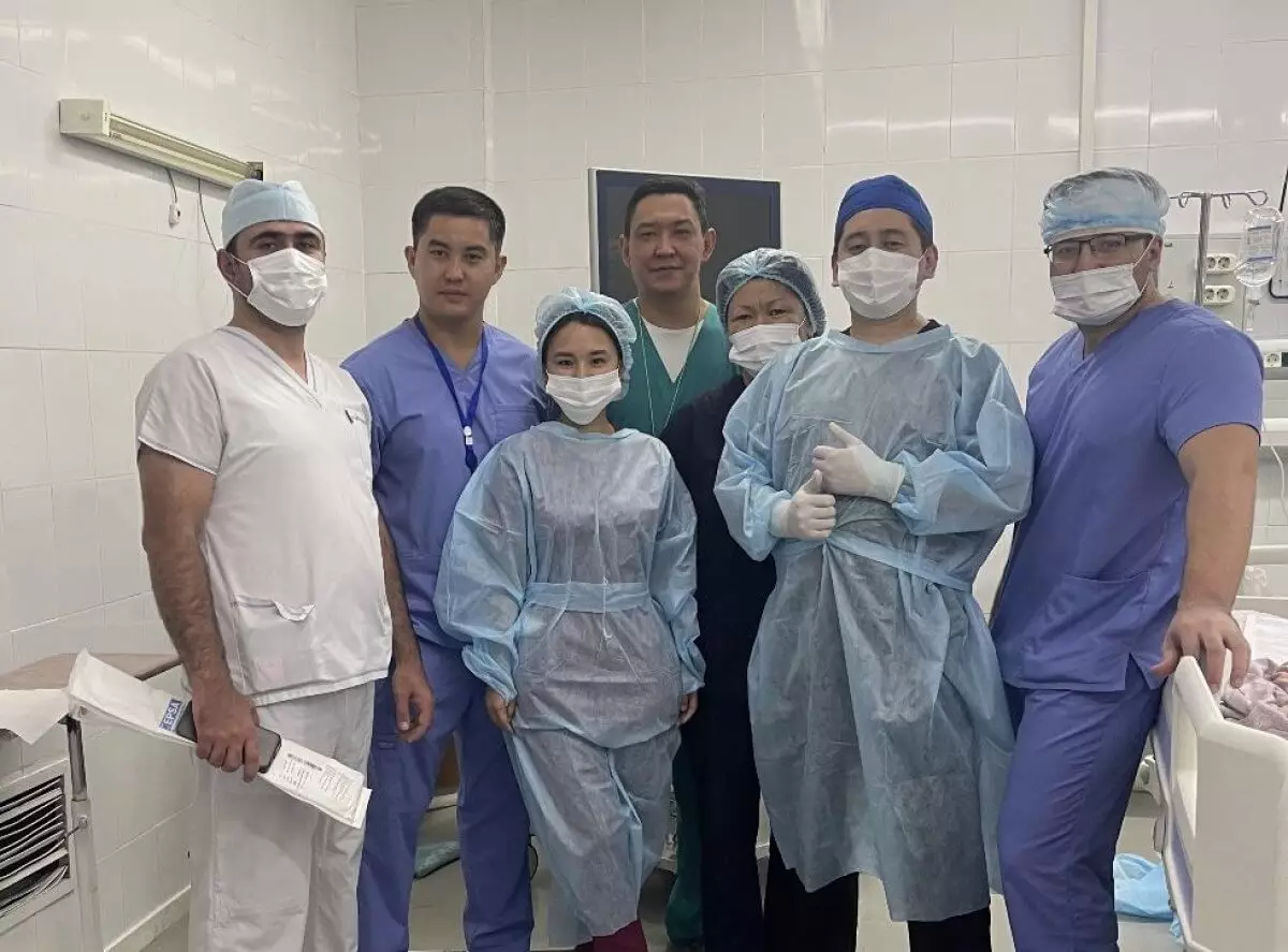Врачи седьмой больницы в Алматы провели сложную операцию по восстановлению работы почек 77-летней женщине