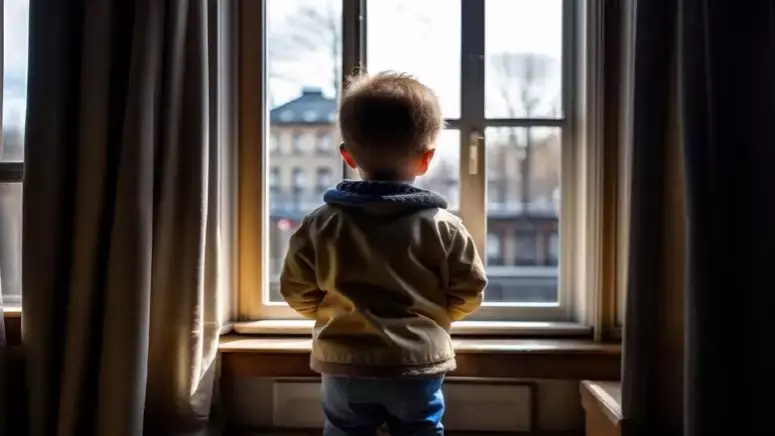 В Павлодаре двухлетний ребенок выпал из окна