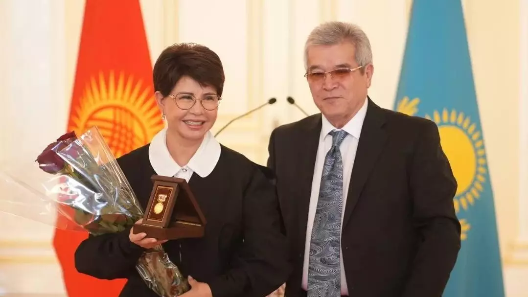 Роза Рымбаева получила звание "Народный артист Кыргызской Республики"