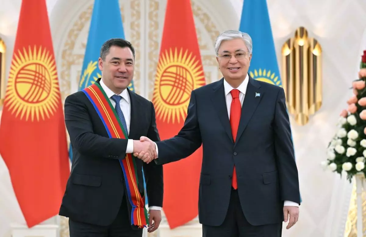 Токаев наградил президента Кыргызстана орденом
