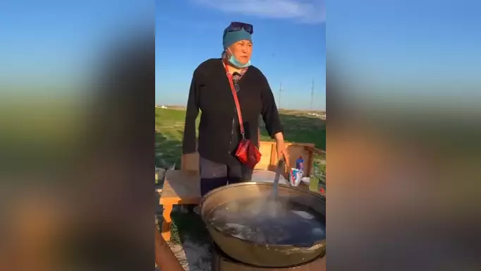 Женщина с ограниченными возможностями готовит обеды для волонтеров в Атырау