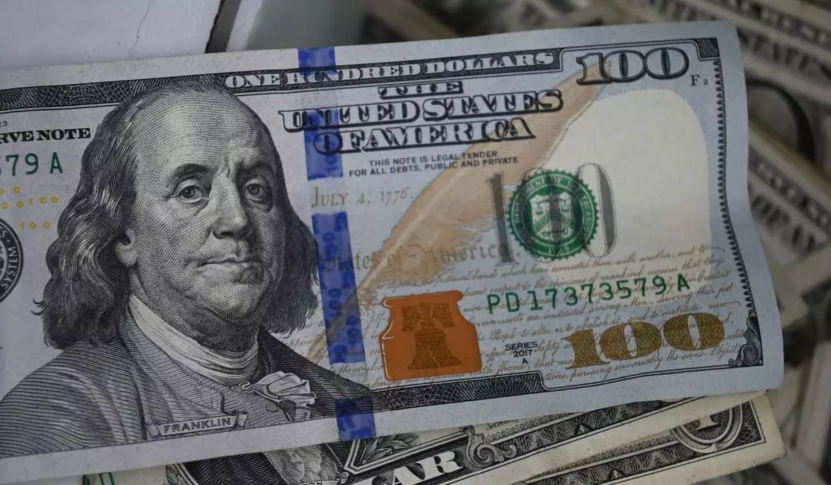 Курс доллара продолжает снижаться в казахстанских обменниках