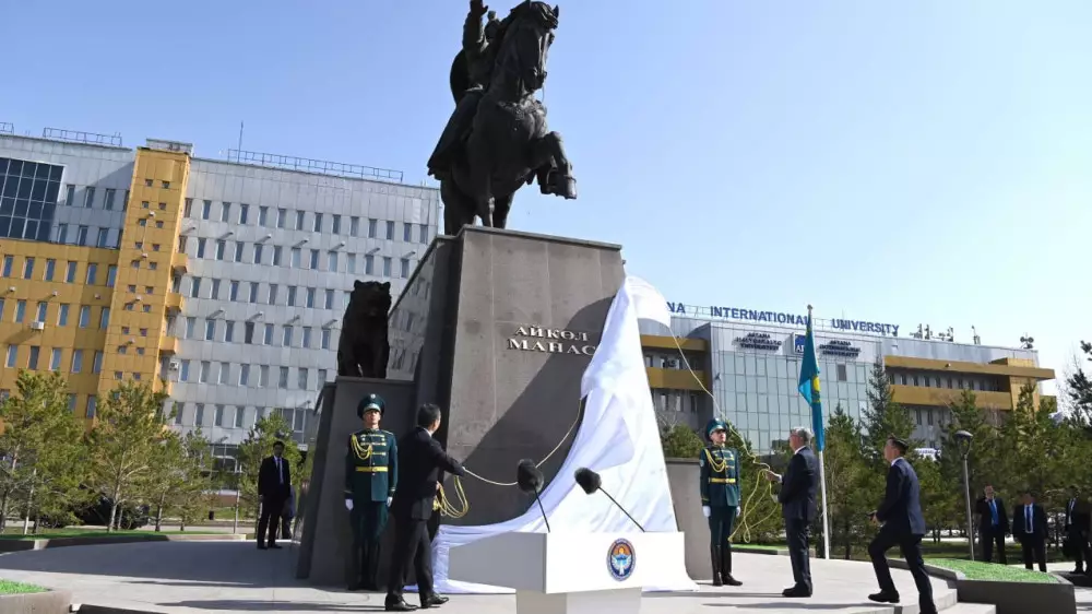 Президенты Казахстана и Кыргызстана открыли в Астане памятник Манасу