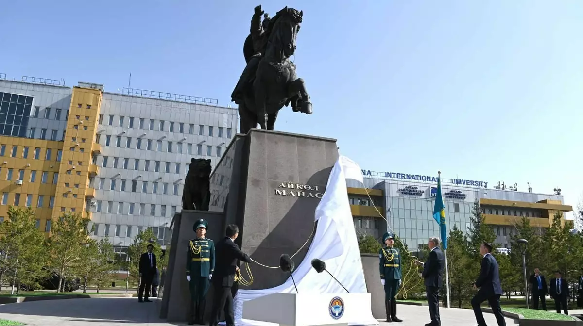 В Астане открыли памятник кыргызскому нацгерою Манасу