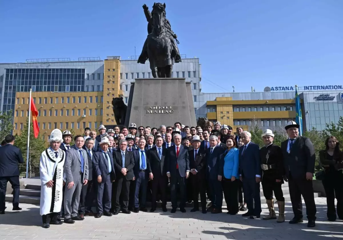 В Астане Токаев и Жапаров открыли памятник Манасу