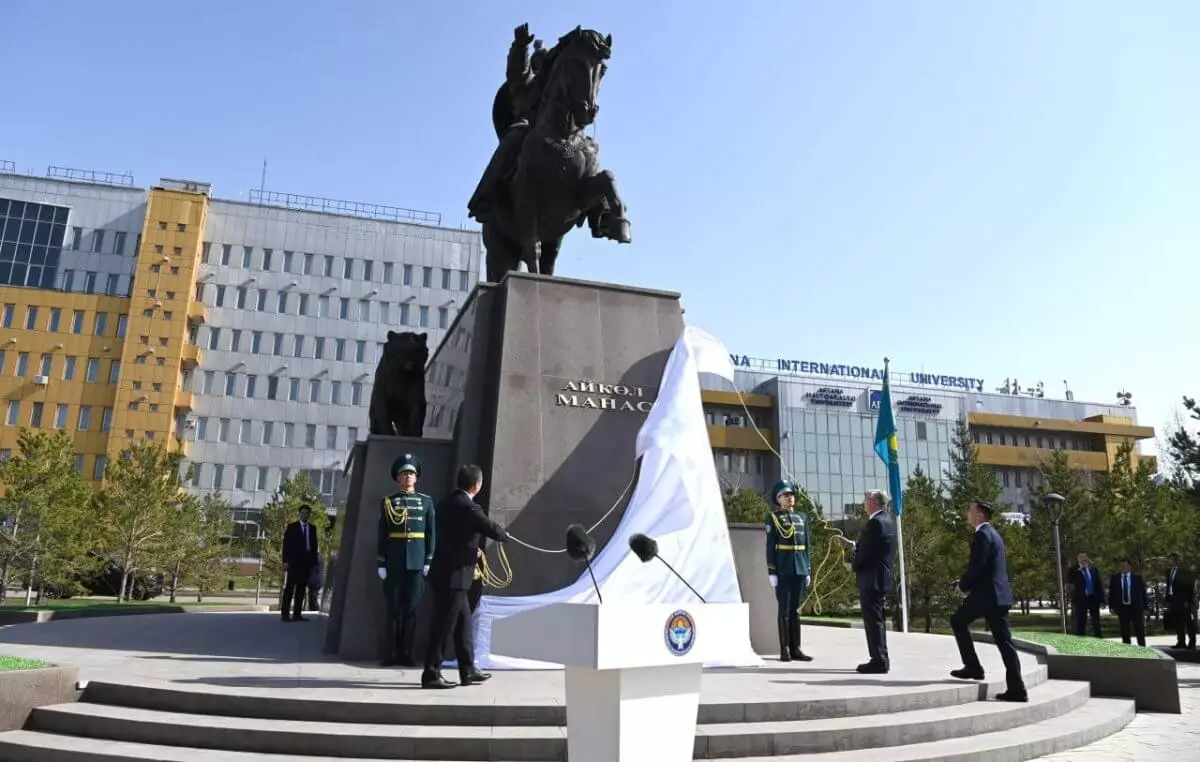 Токаев и Жапаров открыли памятник Айкол Манасу в Астане