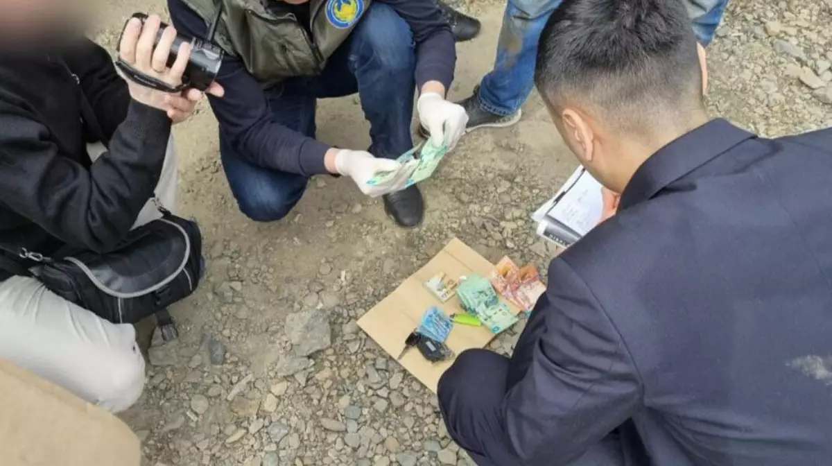Жители Усть-Каменогорска пытались скрыться с украденными деньгами на лодке