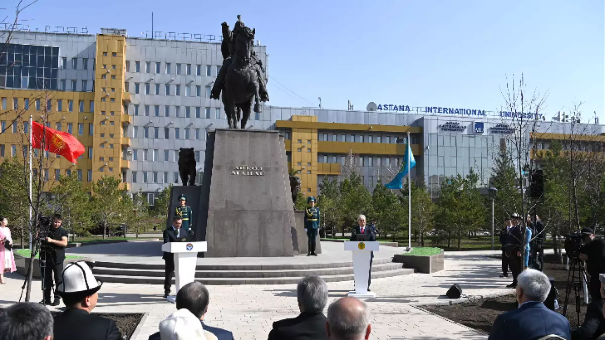 Токаев и Жапаров торжественно открыли памятник Айкол Манасу в Астане