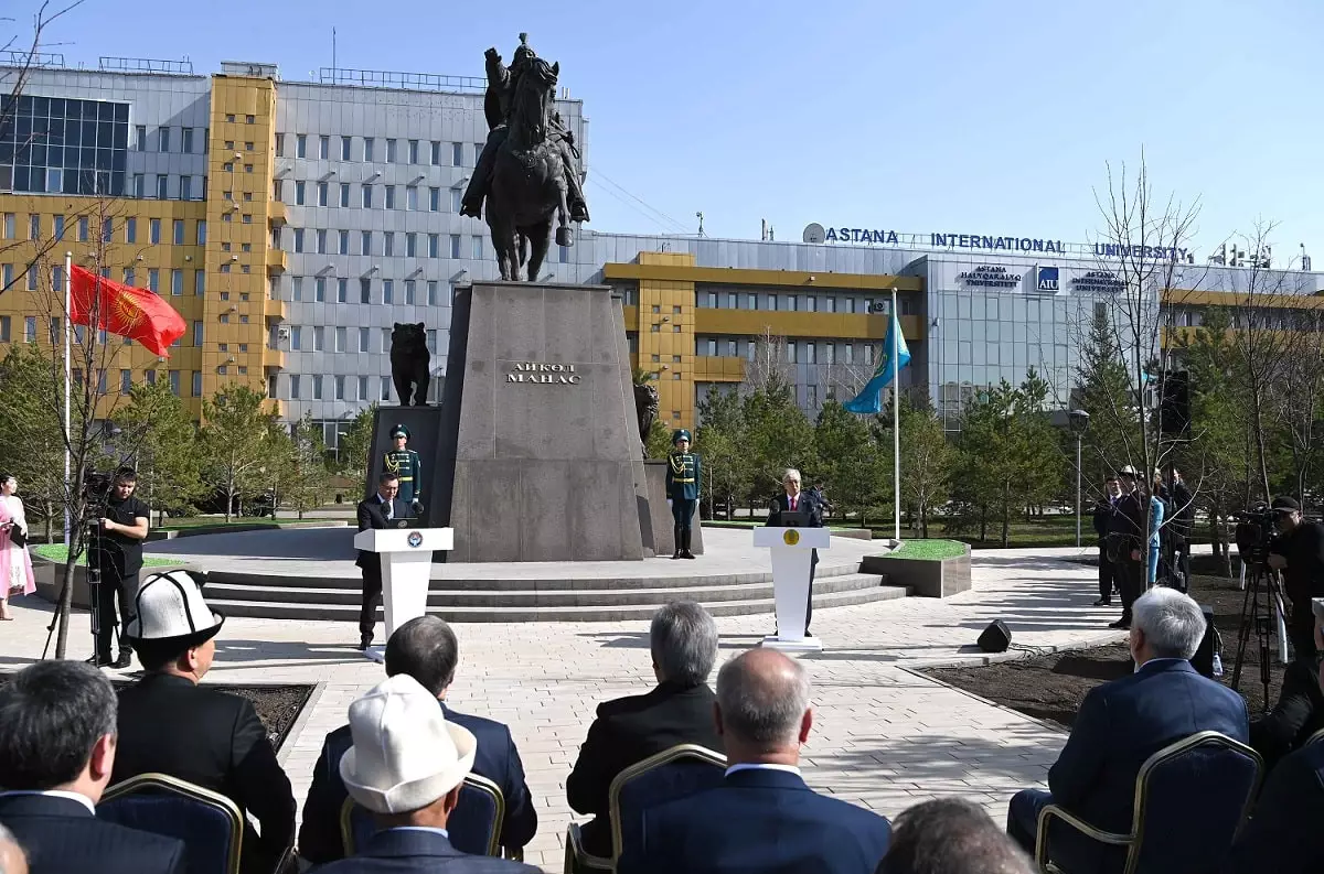 Президенты Казахстана и Кыргызстана торжественно открыли памятник Айкол Манасу в Астане