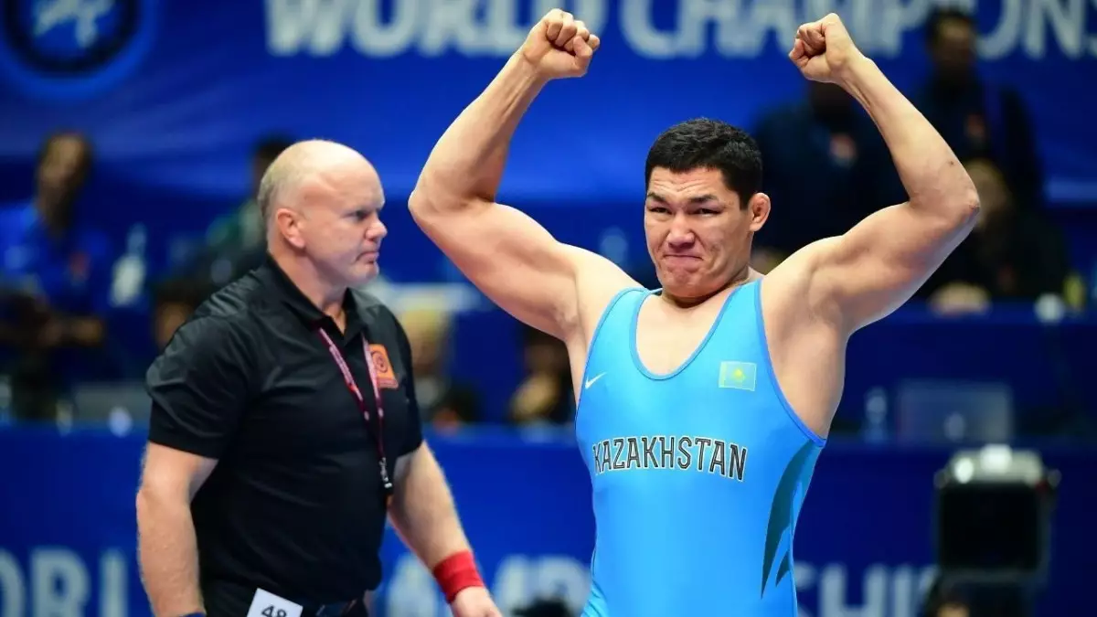 Казахстанский борец завоевал олимпийскую лицензию на турнире в Бишкеке