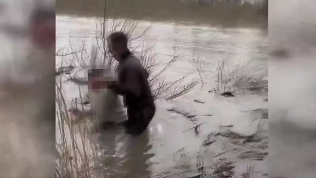 Павлодар облысында полицейлер суға батып бара жатқан әйелді құтқарды