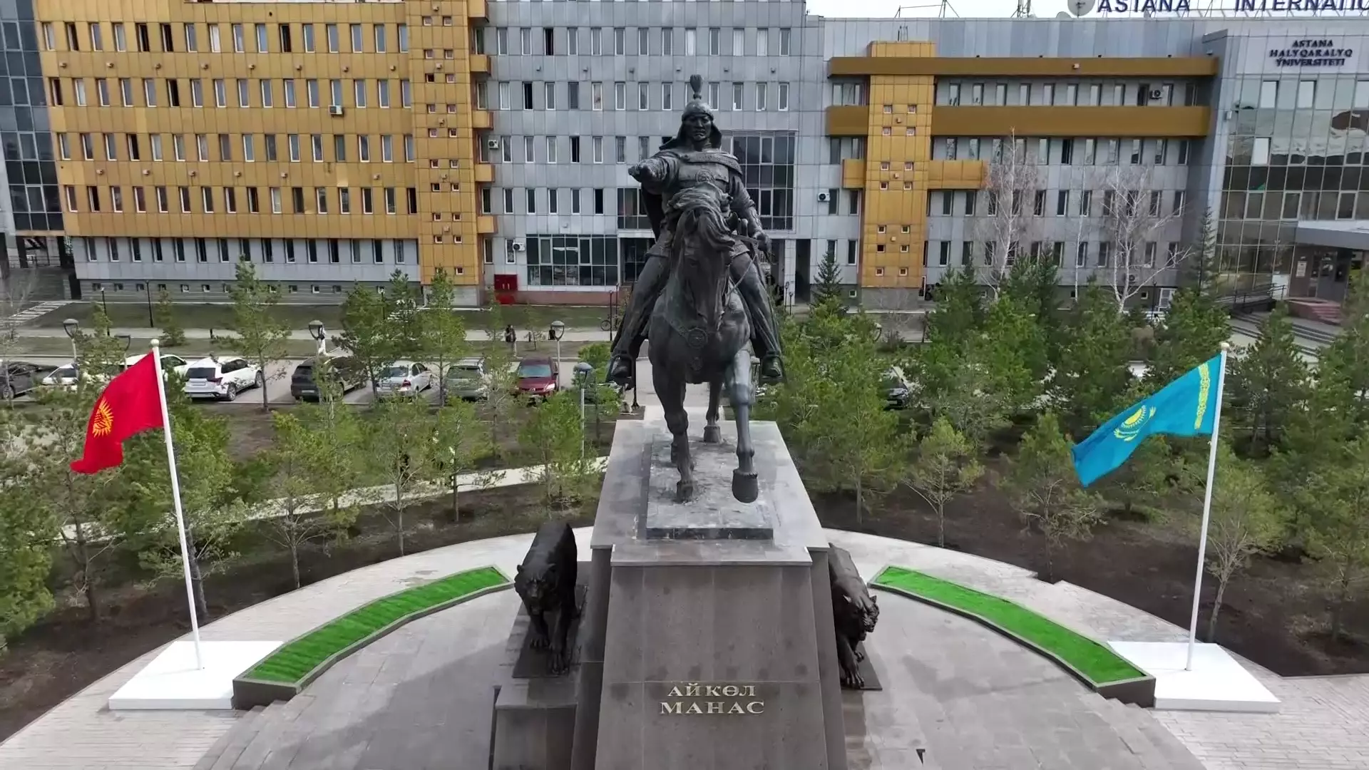Токаев и Жапаров торжественно открыли памятник Манасу в Астане