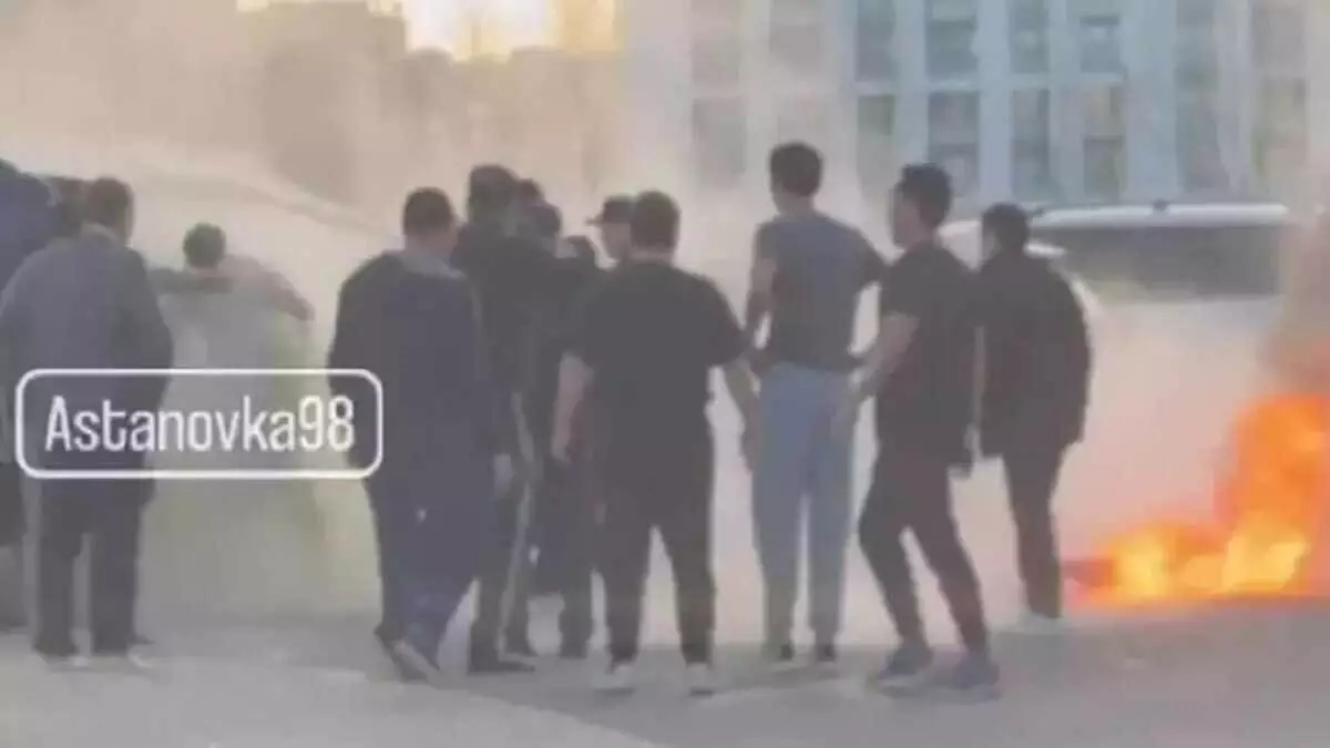 Астанада көше бойында өртеніп кете жаздаған ер адам видеосы шықты