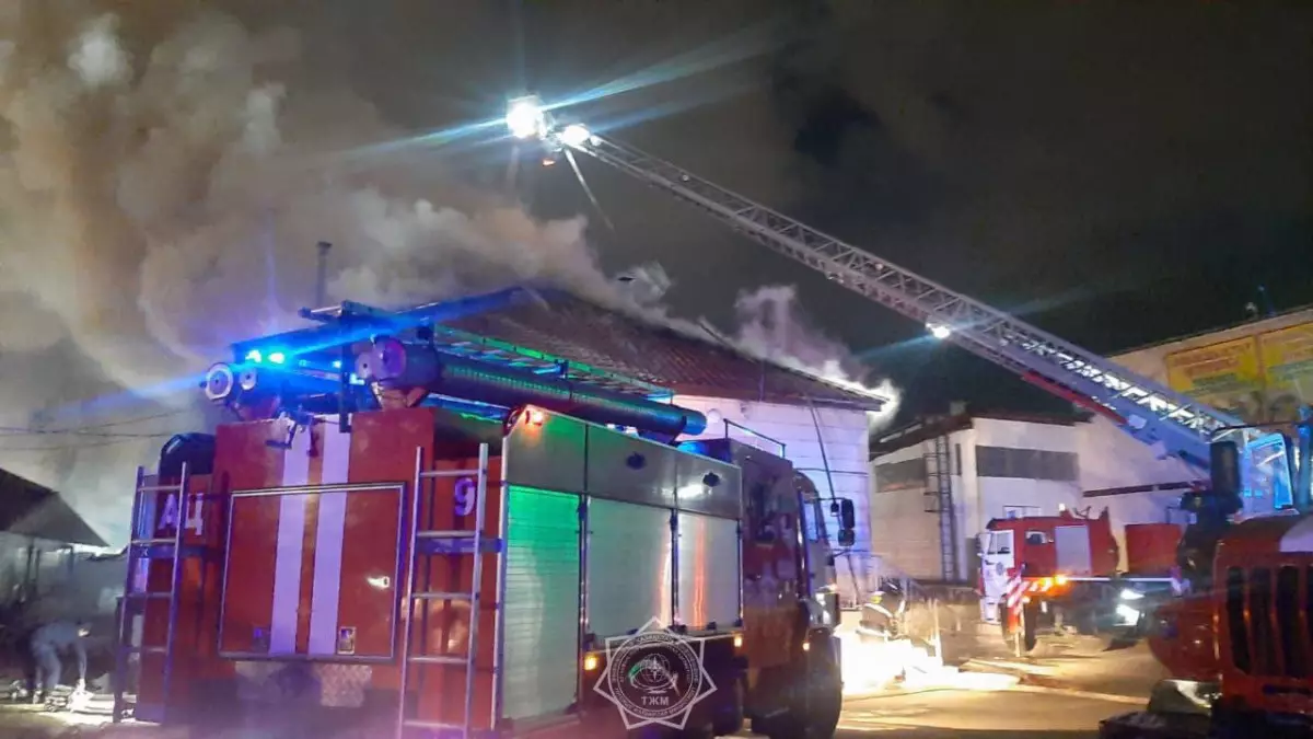 Крупный пожар в магазине тушат в Усть-Каменогорске