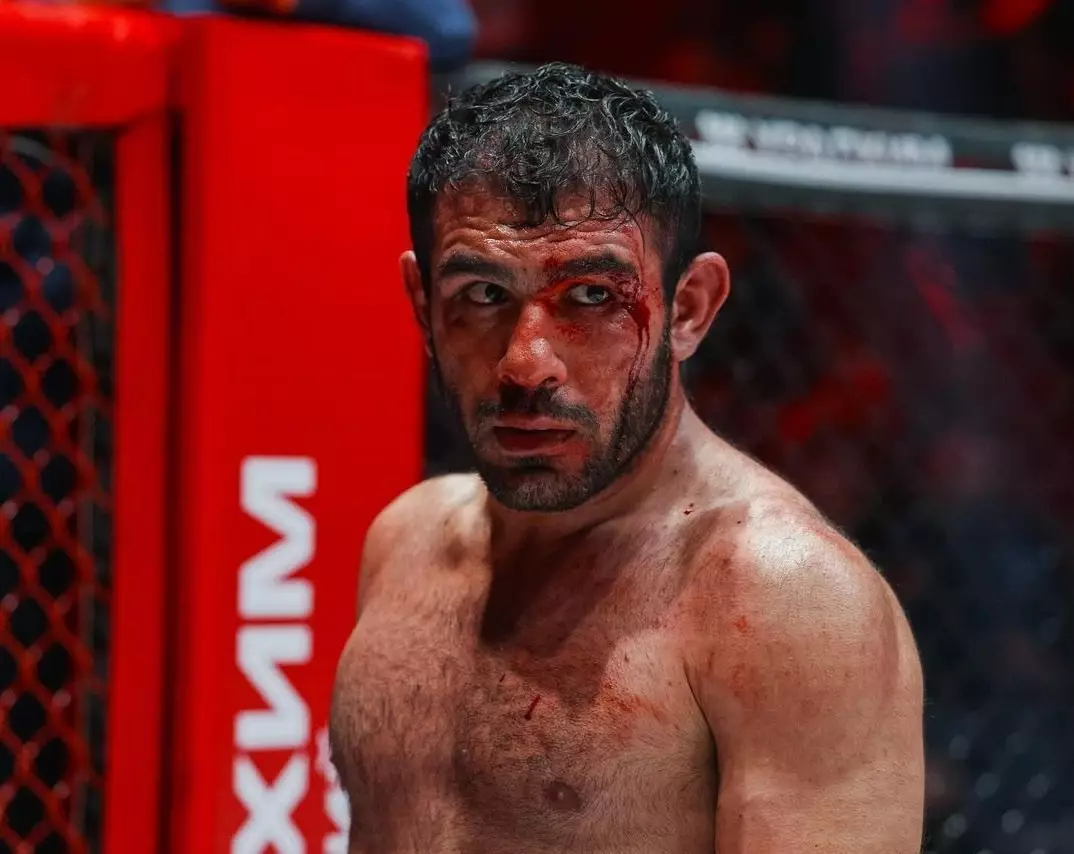 Иранский боец ММА пнул ринг-герл перед началом поединка