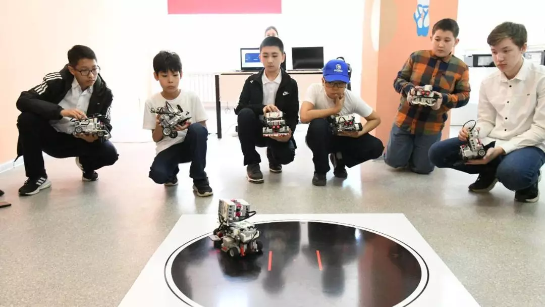 В Астане прошли соревнования по робототехнике среди детей