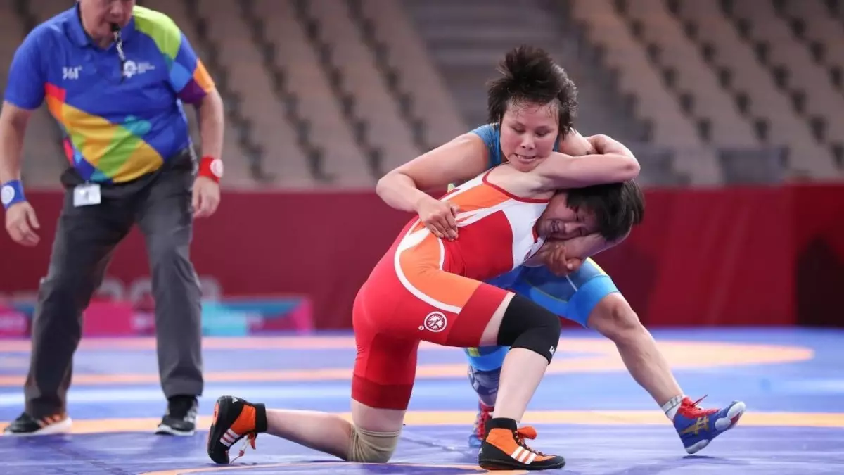 Две казахстанки вышли в полуфинал отбора по женской борьбе в Бишкеке