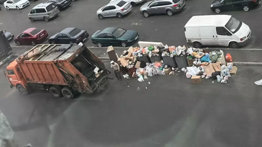 Гора мусора во дворе Алматы: кто за это отвечает и как добиться порядка