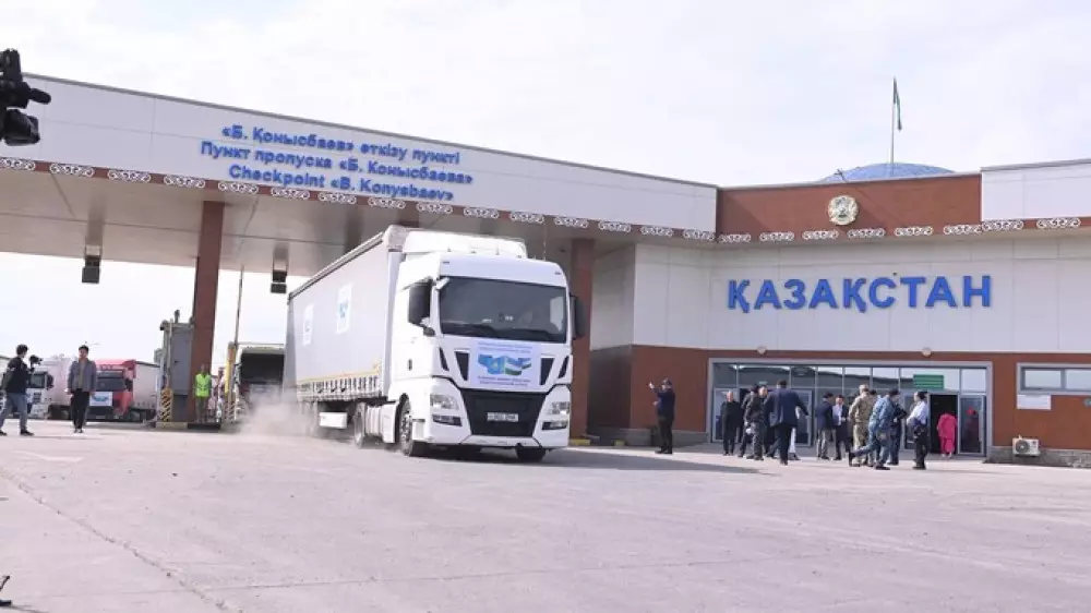 Узбекистан отправил гуманитарную помощь пострадавшим от паводков в Казахстане