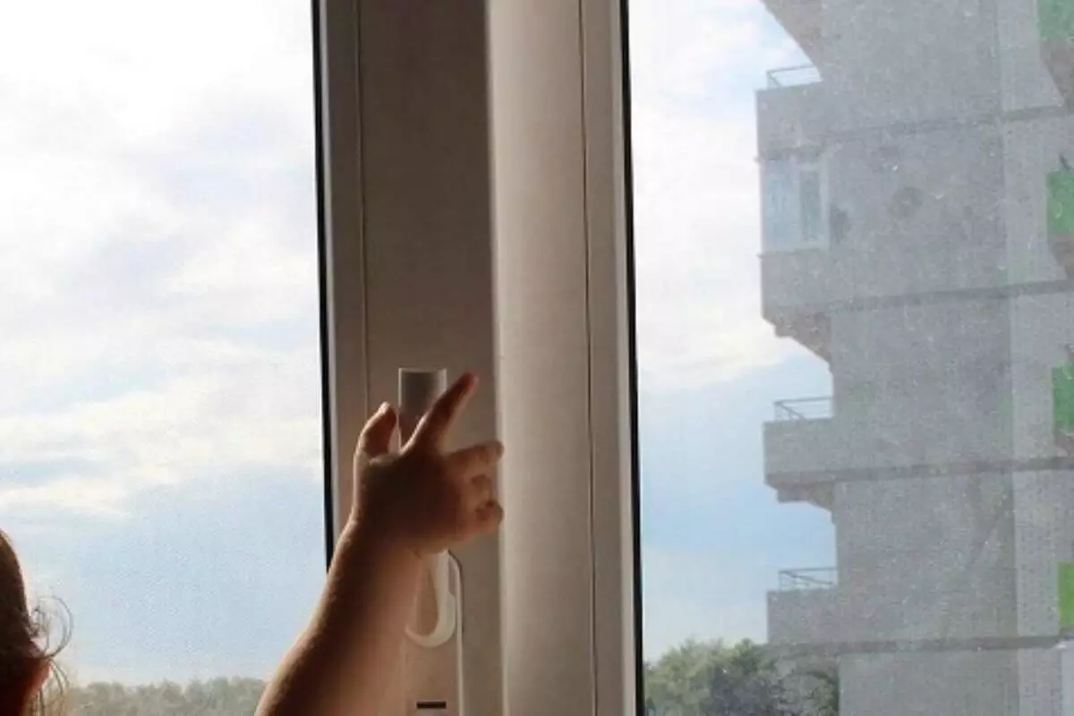 Полуторагодовалый малыш выпал из окна 4 этажа в Павлодаре