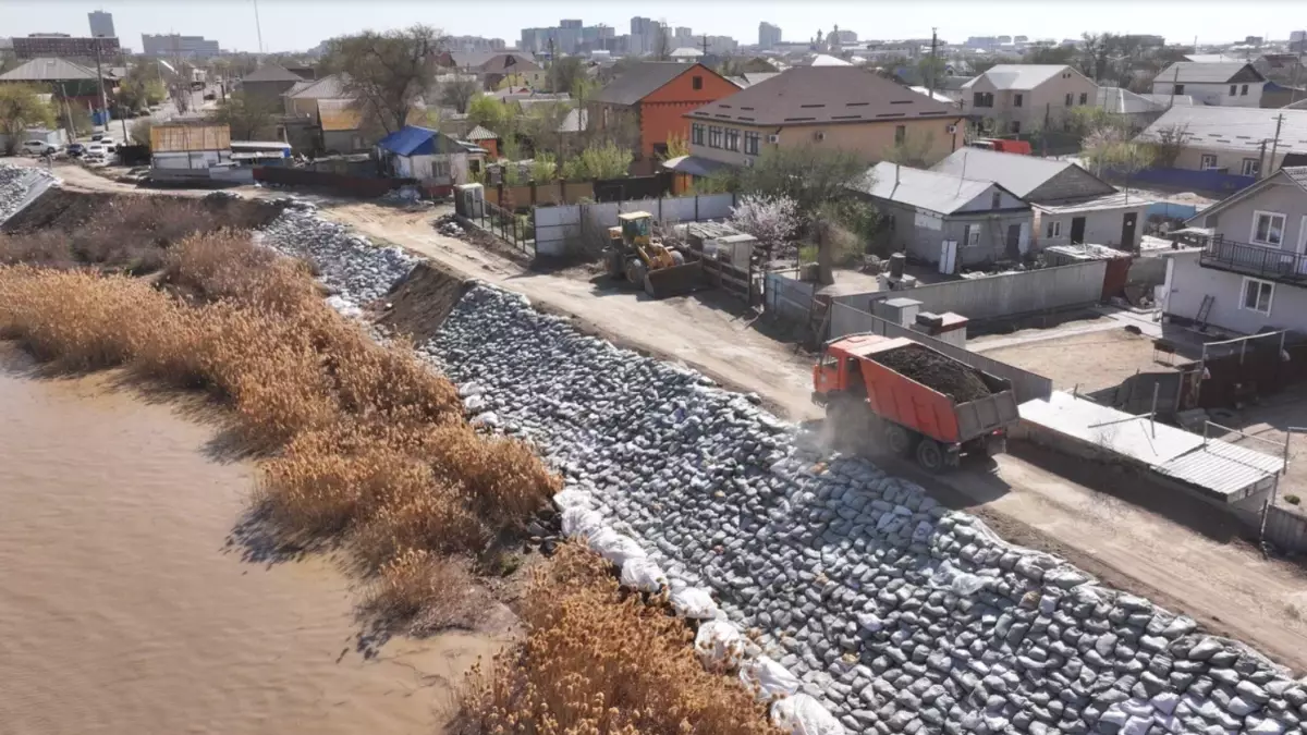 Более 200 км берегоукрепительных дамб построили в Атырау за две недели