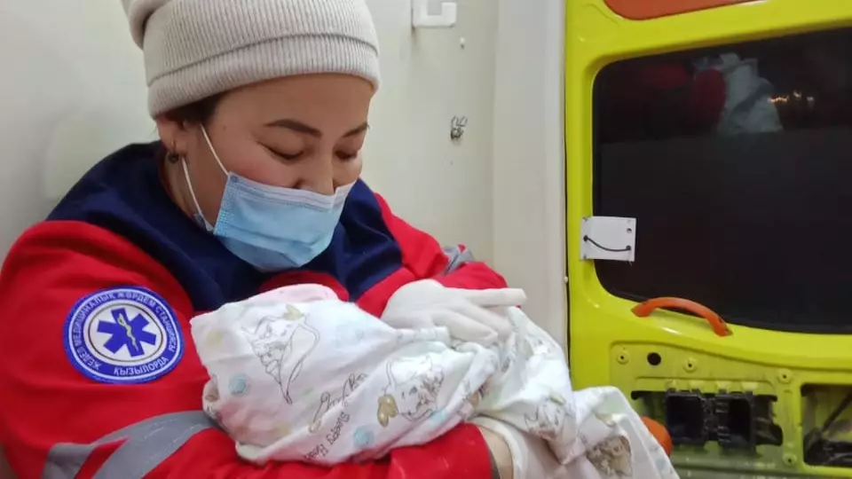 Сотни родов приняли медики у эвакуированных из-за паводков казахстанок