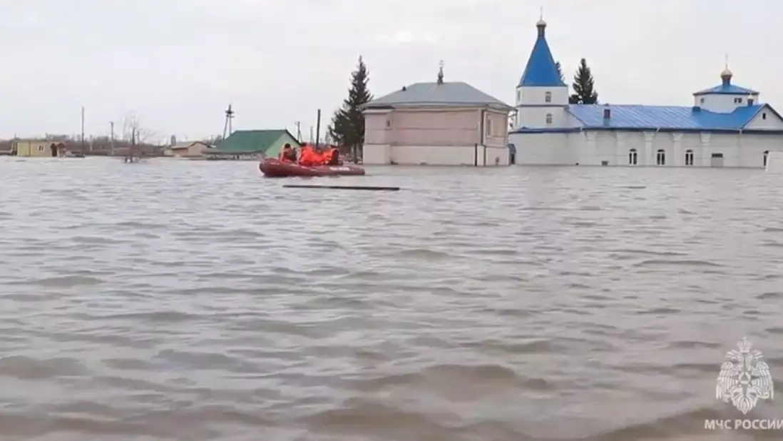 В российском Кургане из-за паводка уходит под воду церковь