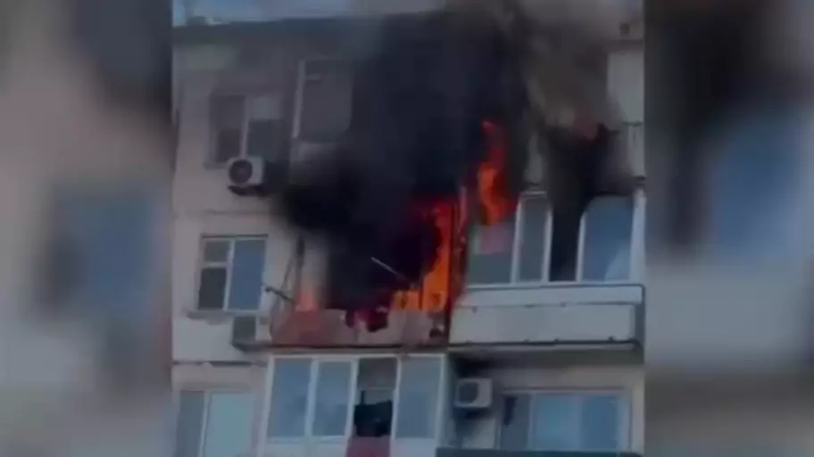 Запертую в квартире пожилую пару спасли во время пожара полицейские в Атырау