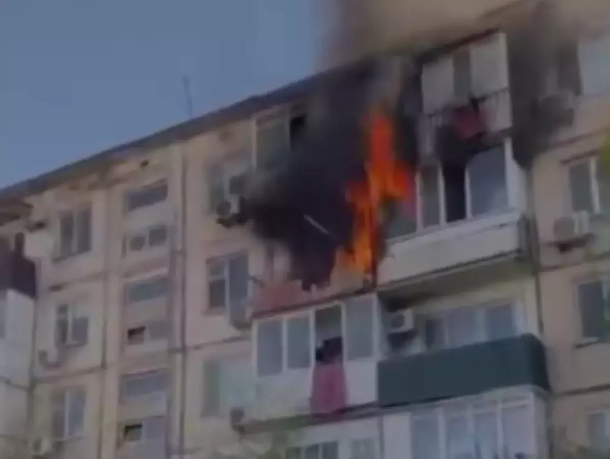 60 человек эвакуировали из горящего дома в Атырау