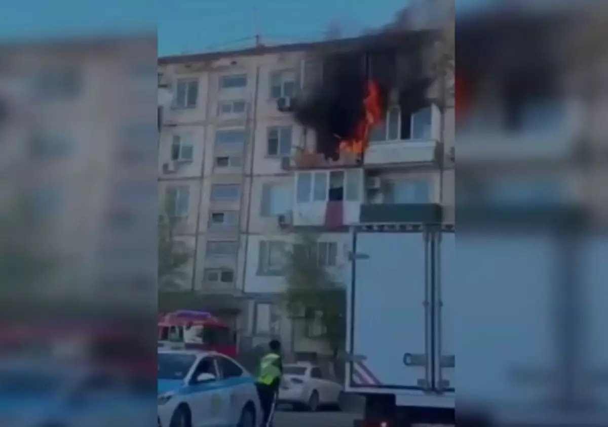 60 жильцов эвакуировали из горящей многоэтажки в Атырау (ВИДЕО)