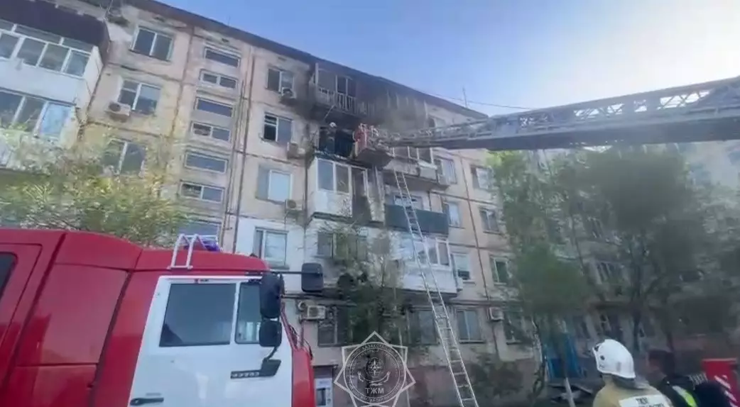 60 человек спасли из горящего дома в Атырау (ВИДЕО)