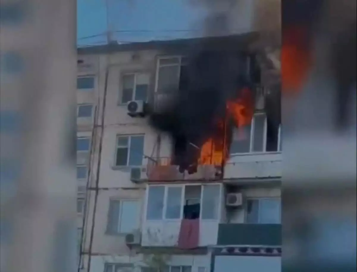 60 человек эвакуировали из горящего дома полицейские в Атырау