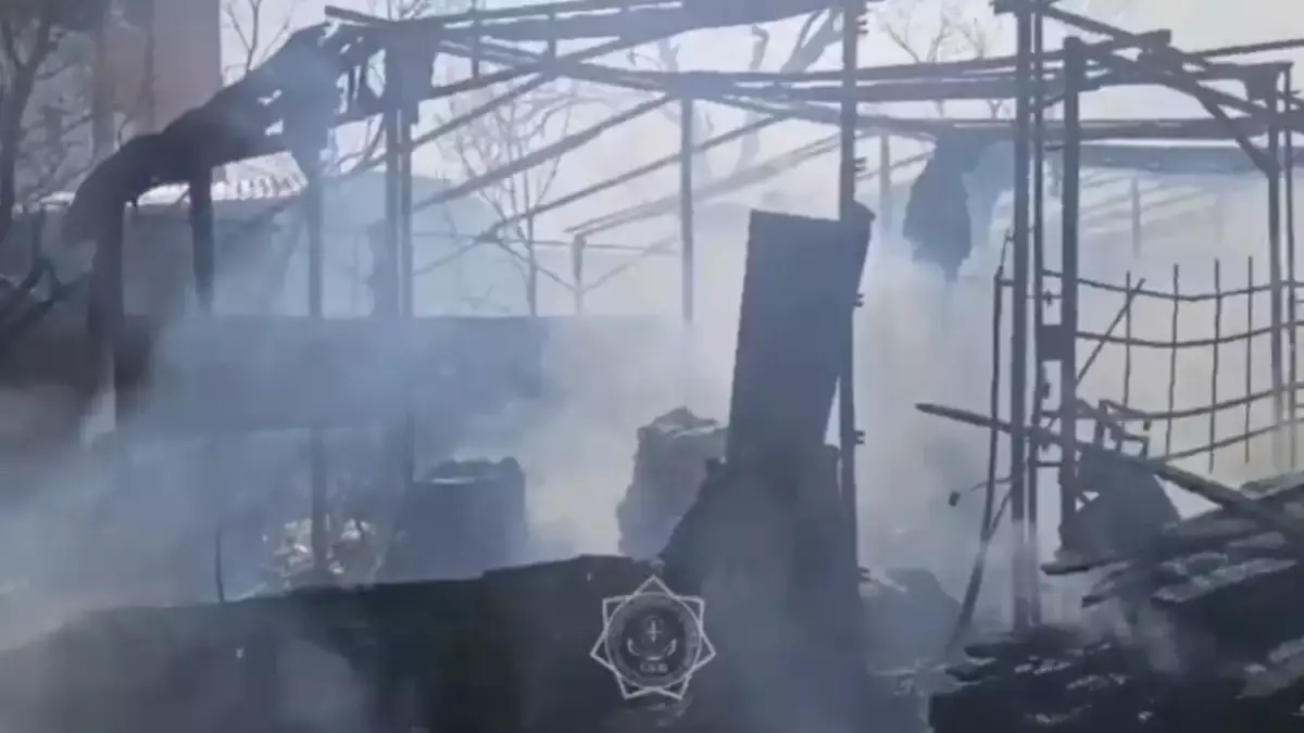 Крупный пожар охватил складские помещения в Кызылорде