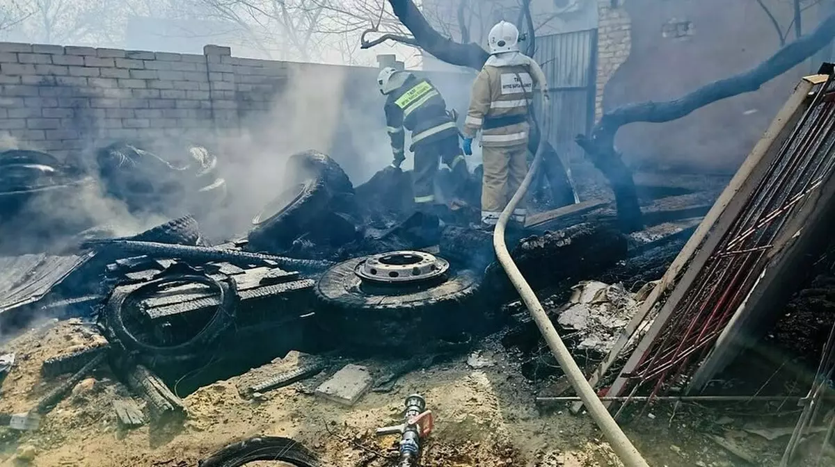 Сильный пожар на складе разгорелся в Кызылорде