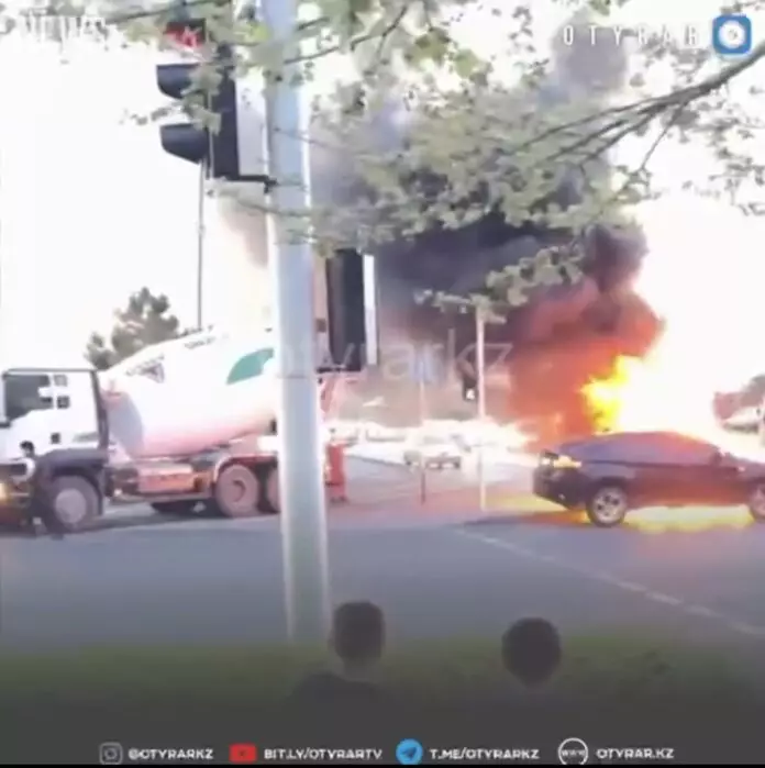Автомобиль BMW сгорел дотла в Шымкенте
