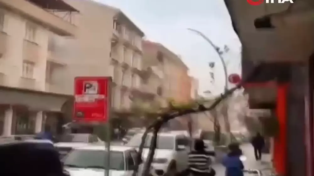 В Турции бушует ураган: ветер снес минарет мечети и крыши зданий