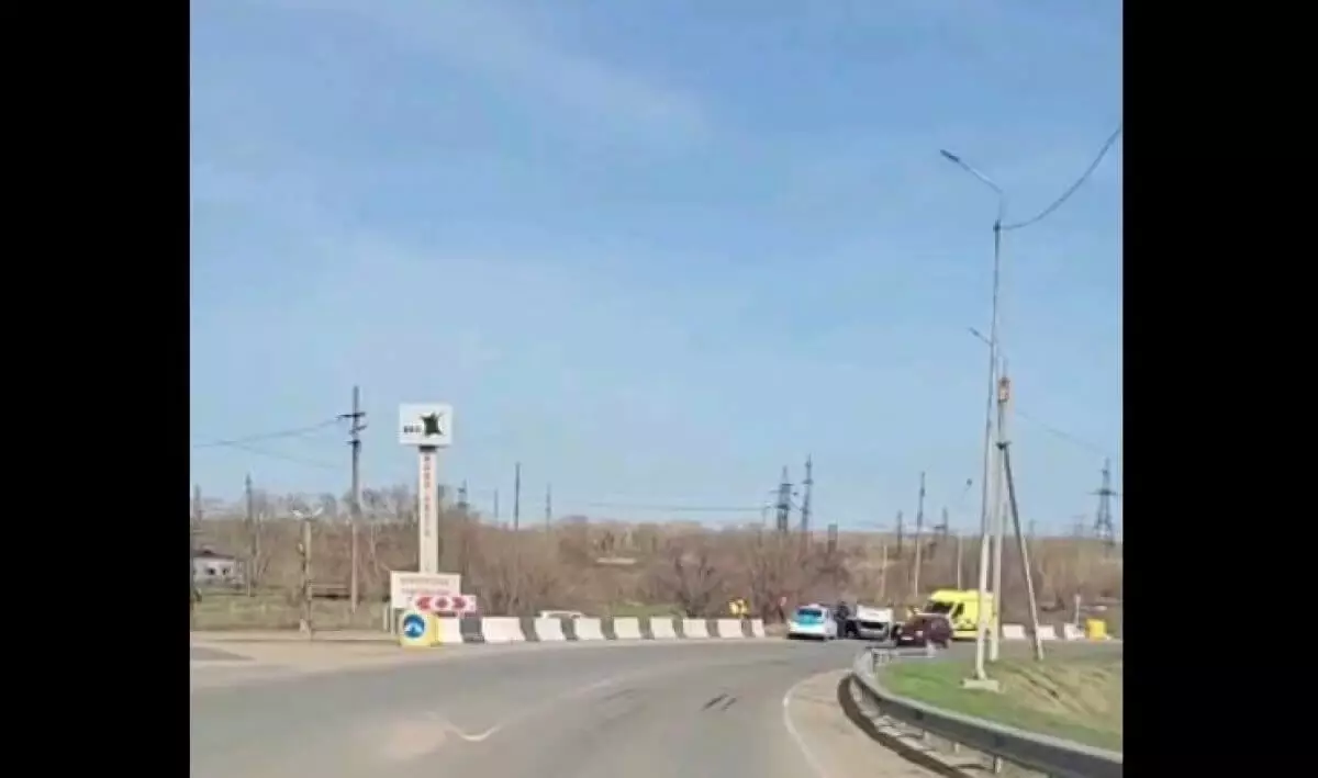 Автомобиль врезался в бетонный блок и перевернулся в Павлодарской области