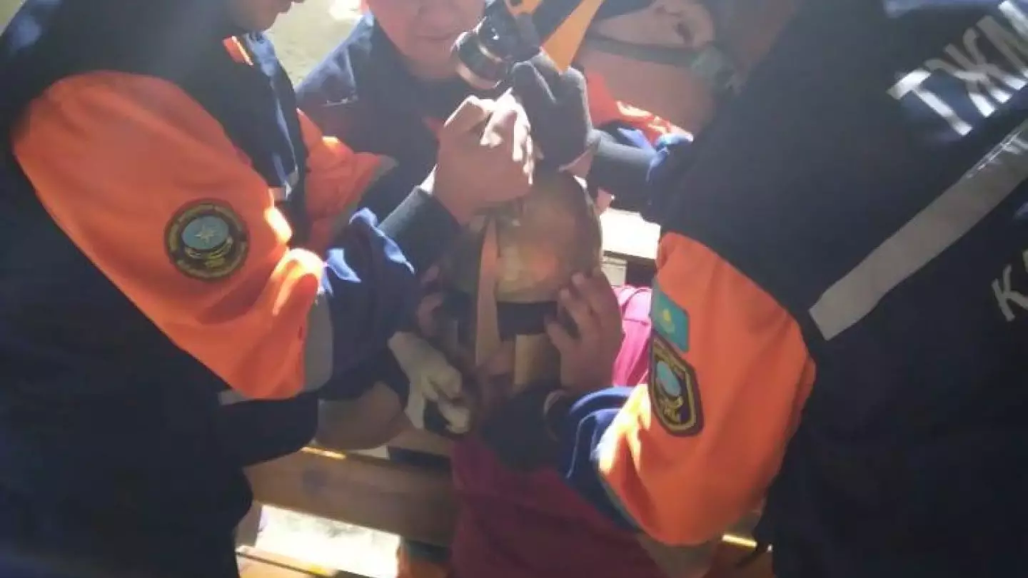 Спасатели Кызылорды помогли снять головной убор местному жителю