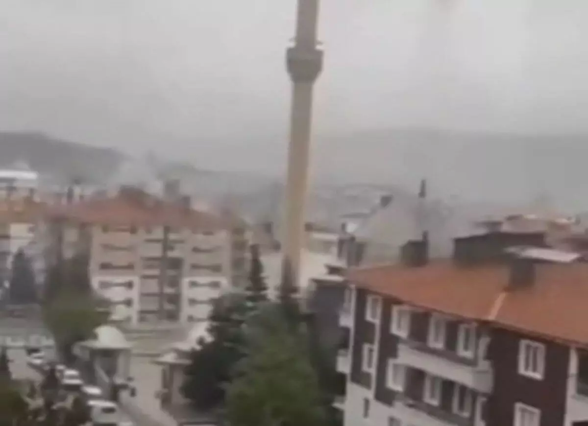 В Турции упал минарет мечети во время шторма