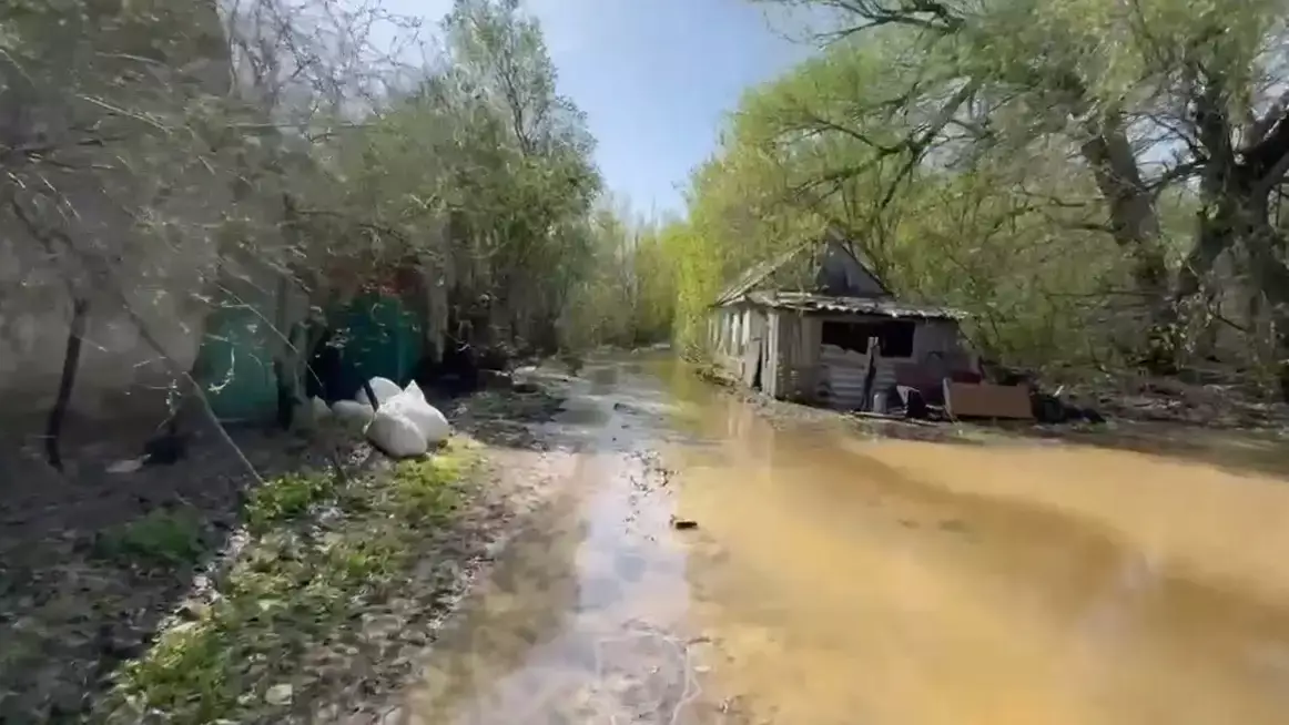 Река Жайык начала топить дачные массивы в Уральске
