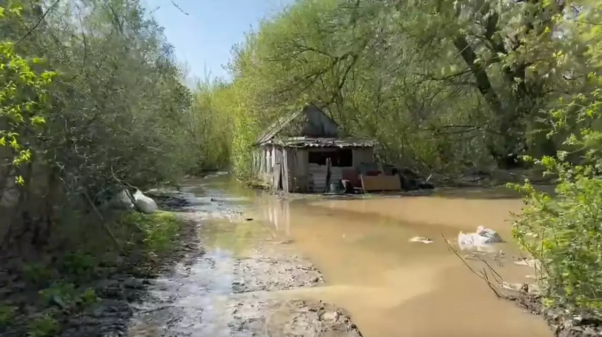 Дамбу на реке Жайык прорвало недалеко от Уральска